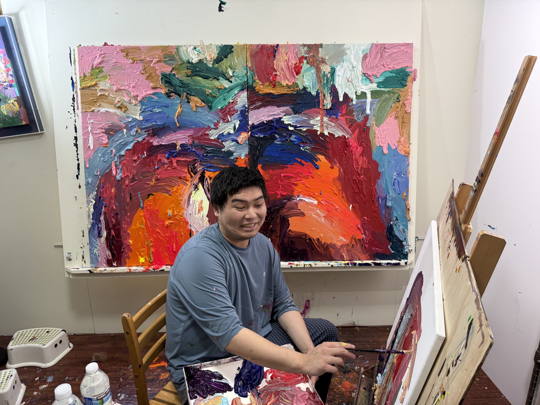 Larusa working in his studio / 작업실에서 작업 중인 라루사